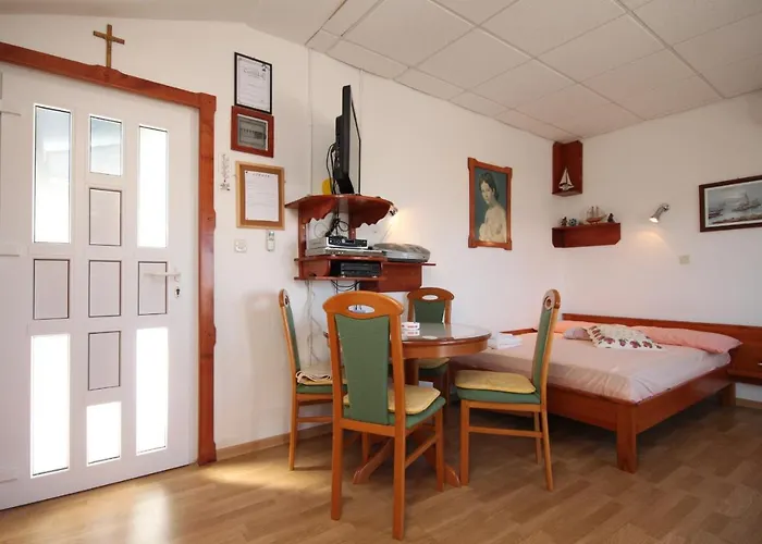 With Parking Space Preko, Ugljan - 8224 بريكو